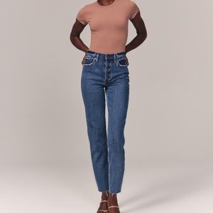 Abercrombie & Fitch High Rise Mom Jeans in Medium Size 30/10 Short